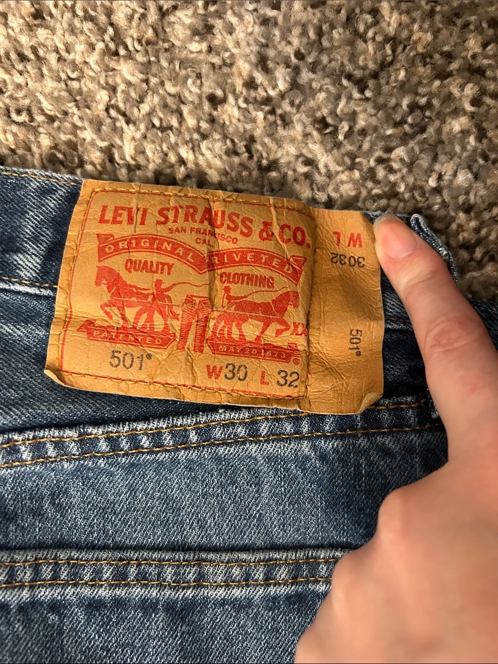 Levi Original 501 Men’s Blue Straight-Leg Jeans - Picture 2 of 3